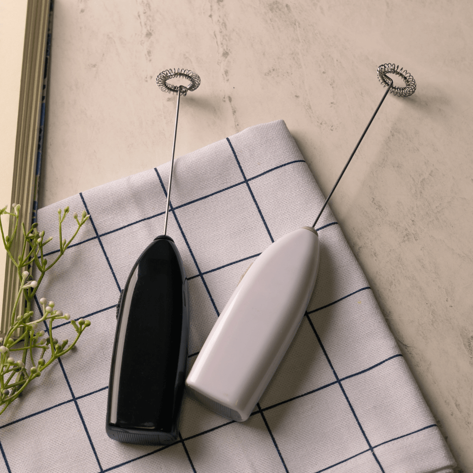 Mini Mixer Elétrico para Bebidas em Aço Inox e Plástico Preto